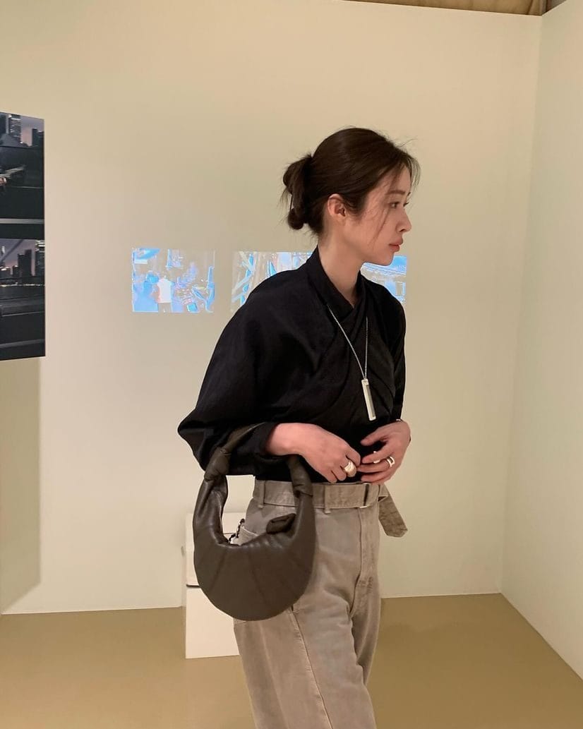 르메르 크루아상백, 정려원 여행룩으로 재발견. 품절 전에 사야 할 컬러·사이즈 조합 5가지 르메르 크루아상백, 정려원 여행룩으로 재발견. 품절 전에 사야 할 컬러·사이즈 조합 5가지